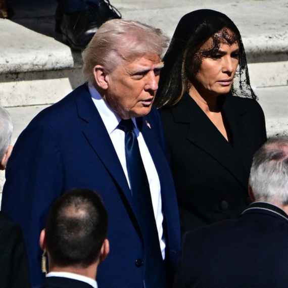 U Rim stigla u najskupljem stajlingu, a na papinoj sahrani neprepoznatljiva FOTO